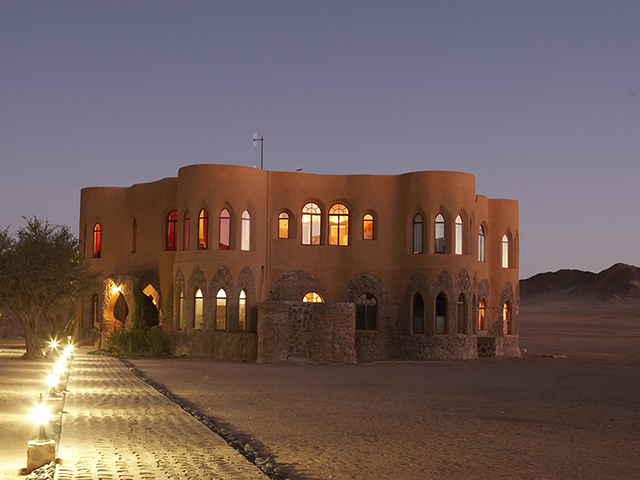 砂漠に佇むロッジの外観（空撮）
©Le Mirage Resort & Spa