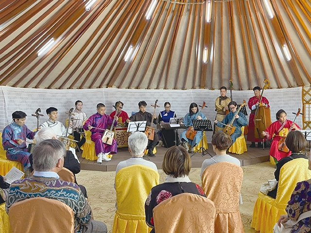 馬頭琴楽団のコンサート(前回のヴァイオリニスト同行のツアーより)