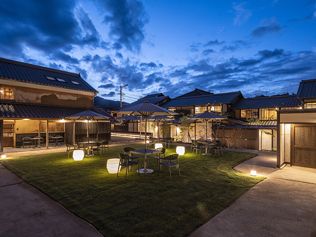 宿の中庭でのひとときをお楽しみください