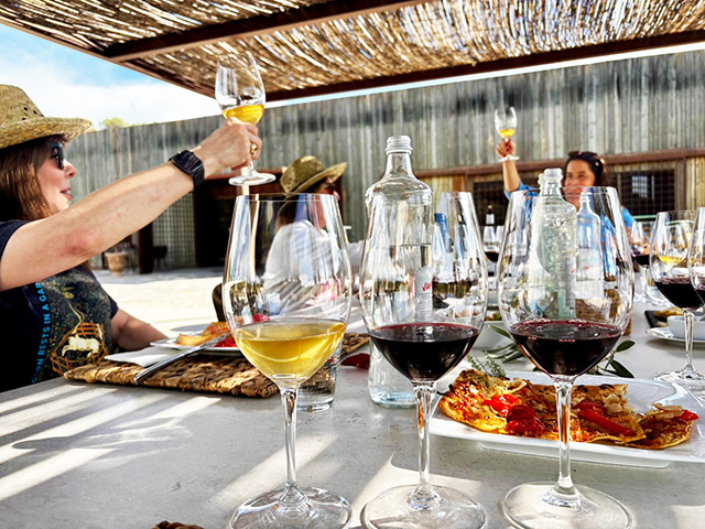 ホテルの お庭で食事を楽しむ(2025年のプログラムより)