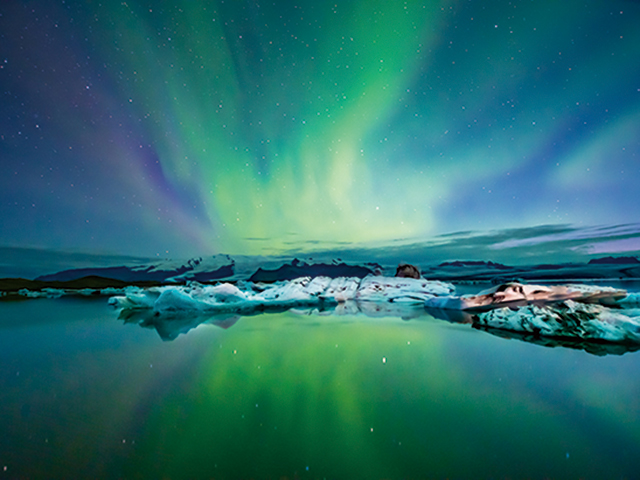 冬のブルーラグーンに広がるオーロラ