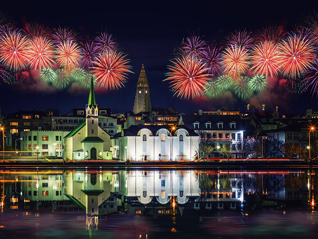 レイキャヴィークの街並みと年越しの花火