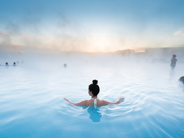 ブルーラグーンでゆったり温泉体験(※)