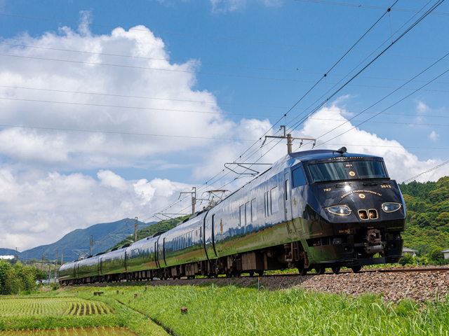のどかな田園風景を走る観光列車「36ぷらす3」