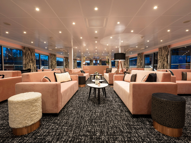 船内バーラウンジ/©CroisiEurope