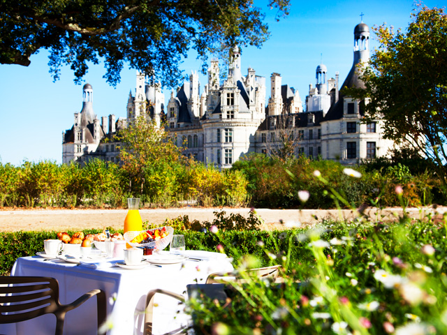 ホテルからシャンボール城を間近にのぞむ<br />
©Relais de Chambord