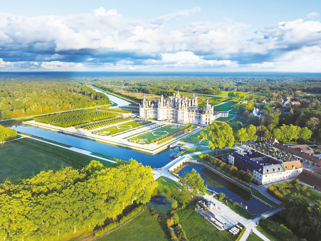 広大な敷地にあるシャンボール城とホテル<br />
©Relais de Chambord