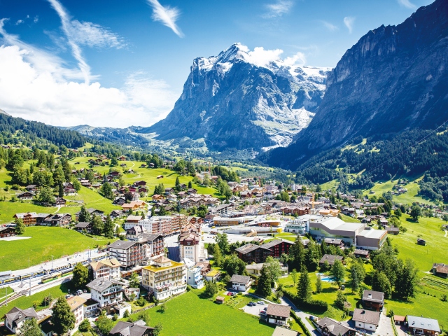 ヴェッターホルンを仰ぐリゾート地、グリンデルワルト<br />
©Jungfrau Region Tourismus AG