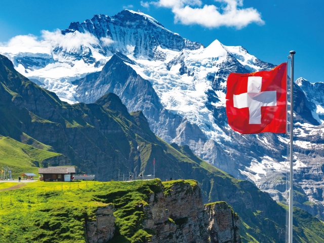 絶景が広がるメンリッヘン展望台/©Schilthorn Cableway Ltd.