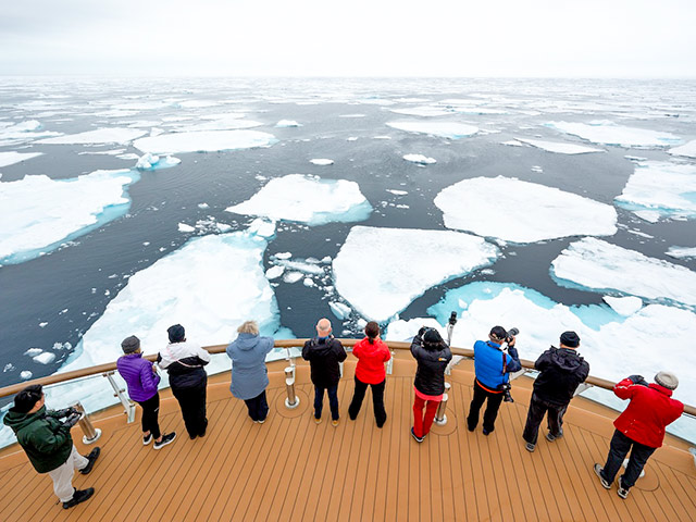 野生動物を探しながらクルーズ/©Polar Latitudes Expeditions