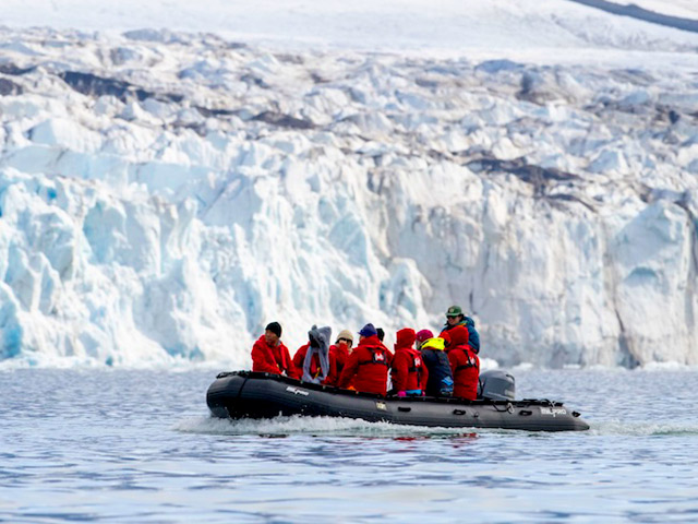 ゾディアックボートで探検//©Polar Latitudes Expeditions