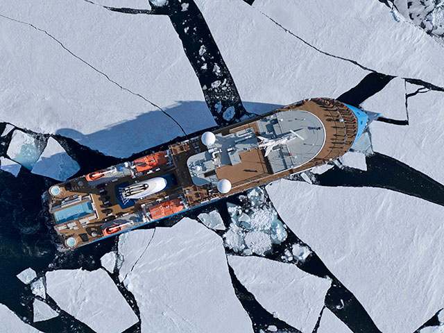 流氷の中を進む「オーシャン・アルバトロス」/空撮/©Polar Latitudes Expeditions