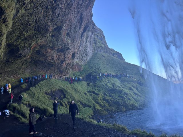 セリャラントスフォス(滝の裏歩き) セリャラントスフォス(滝の裏歩き)