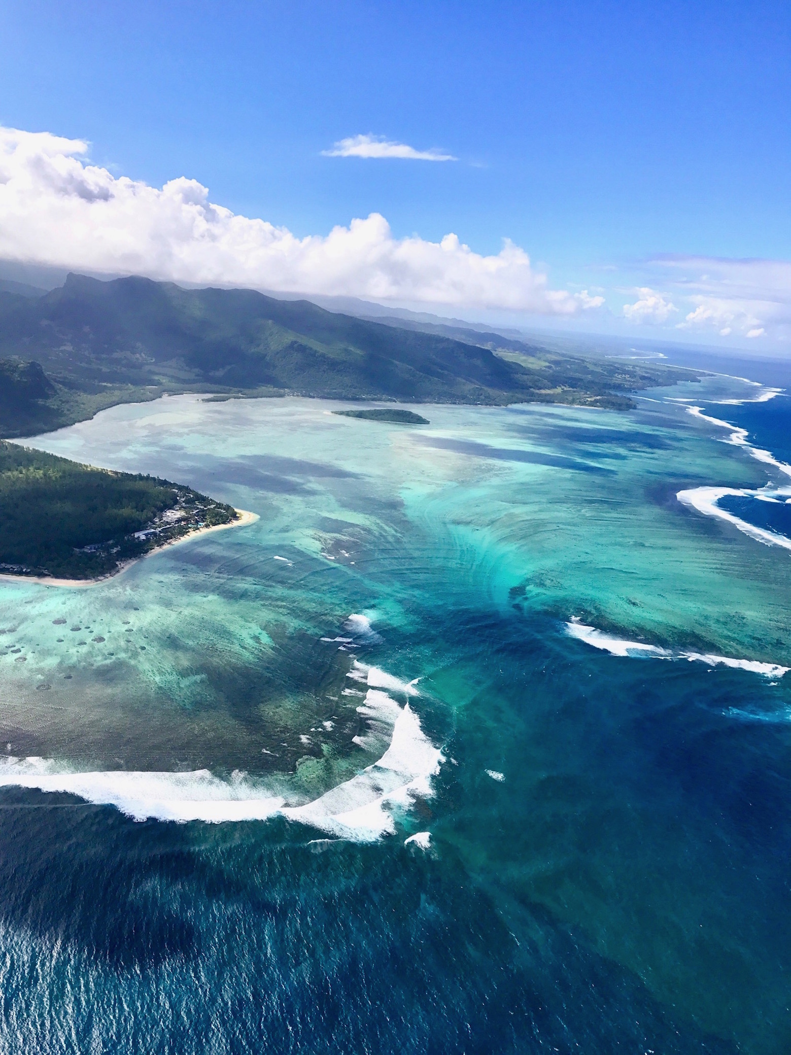 ヘリコプターから眺める海の中の滝 ヘリコプターから眺める海の中の滝